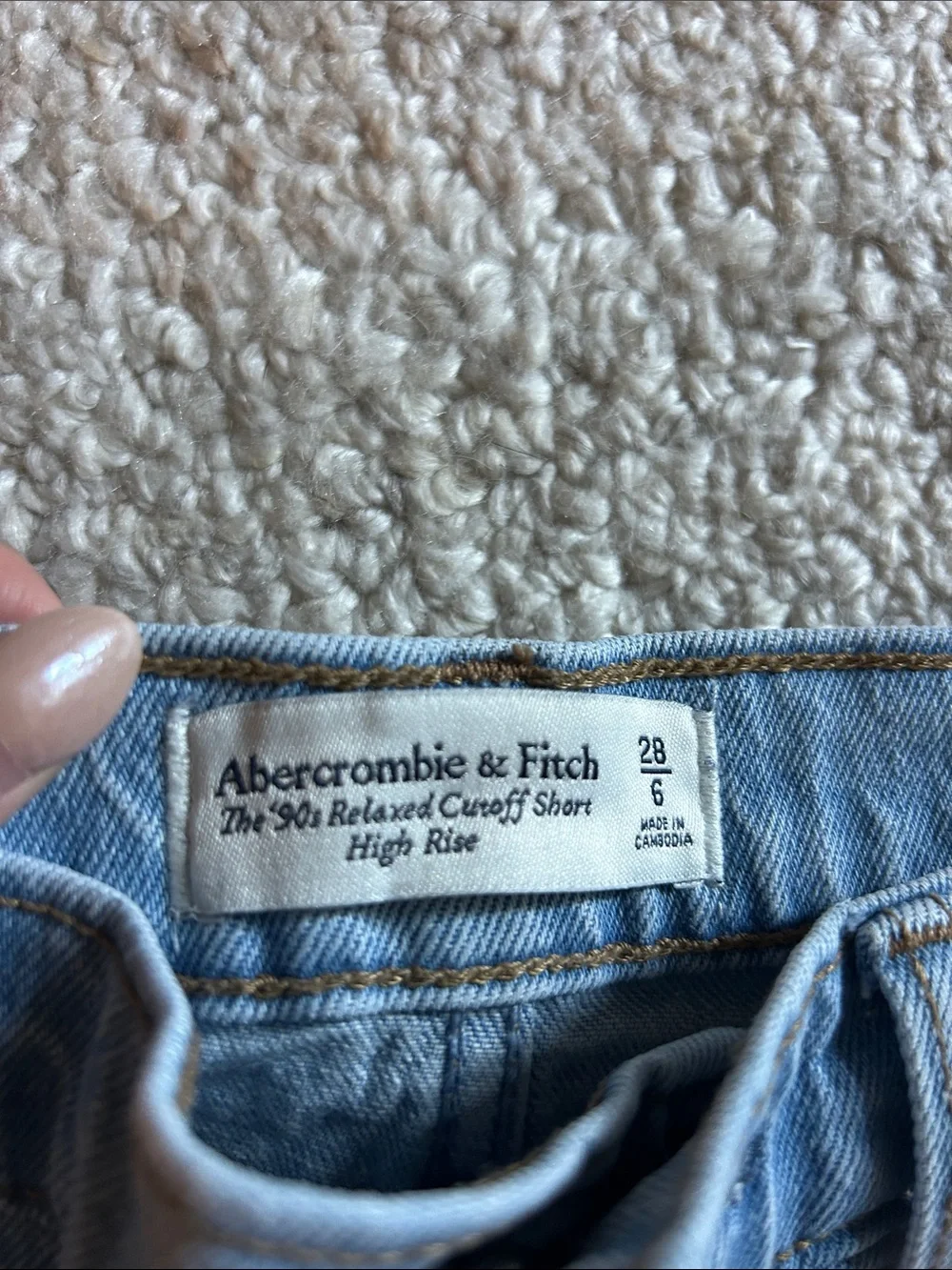 Abercrombie & Fitch Light Wash- 90s Relaxed Cutoff Short High Rise - Picture 2 of 3